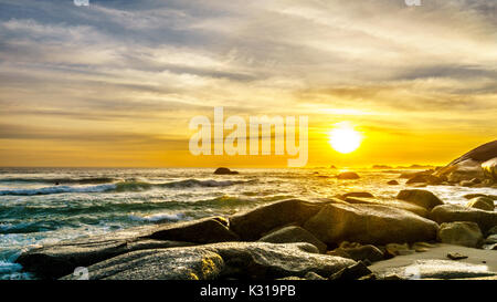Sonnenuntergang über dem Horizont auf den Atlantischen Ozean von Camps Bay in der Nähe von Kapstadt Südafrika an einem schönen Wintertag Stockfoto