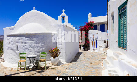 Traditionelle weiße Kirche und Heimat, Insel Amorgos, Griechenland. Stockfoto