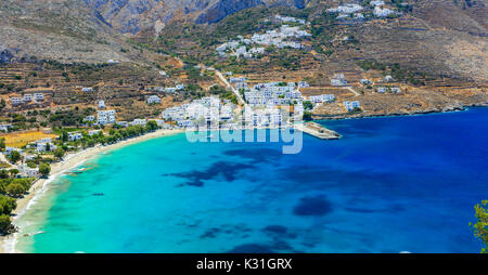 Unberührte beautoful Griechische Inseln - einzigartige Amorgos auf den Kykladen. Blick auf die Bucht von Aegialis türkis Stockfoto