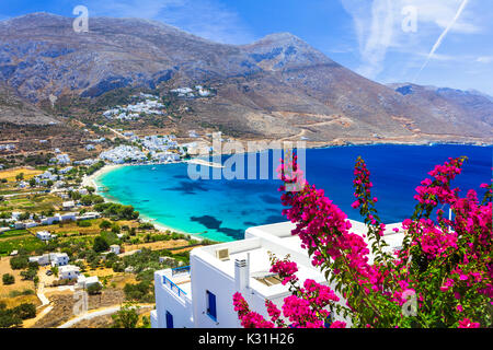 Unberührte beautoful Griechische Inseln - einzigartige Amorgos auf den Kykladen. Blick auf die Bucht von Aegialis türkis Stockfoto