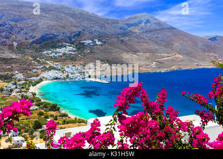 Unberührte beautoful Griechische Inseln - einzigartige Amorgos auf den Kykladen. Blick auf die Bucht von Aegialis türkis Stockfoto