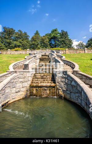 Dekorative Springbrunnen und trat Wasserfall bei Maymont Immobilien. Stockfoto