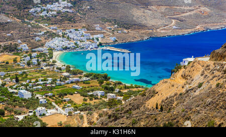 Unberührte beautoful Griechische Inseln - einzigartige Amorgos auf den Kykladen. Blick auf die Bucht von Aegialis türkis Stockfoto