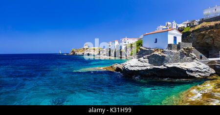 Authentische traditionelle Inseln von Griechenland - Andros. Ansicht mit Dorf Chora Stockfoto