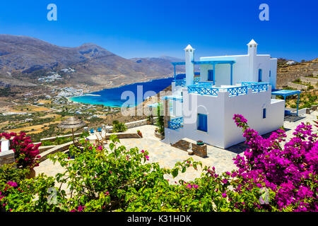 Unberührte beautoful Griechische Inseln - einzigartige Amorgos auf den Kykladen. Blick auf die Bucht von Aegialis türkis Stockfoto