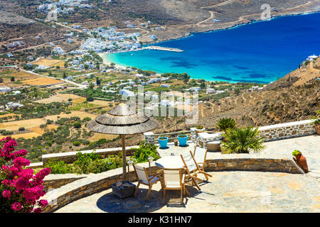 Unberührte beautoful Griechische Inseln - einzigartige Amorgos auf den Kykladen. Blick auf die Bucht von Aegialis türkis Stockfoto