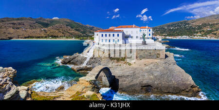 Authentische traditionelle Inseln von Griechenland - Andros. Ansicht mit Dorf Chora Stockfoto
