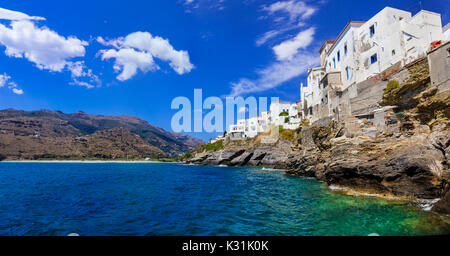 Authentische traditionelle Inseln von Griechenland - Andros. Ansicht mit Dorf Chora Stockfoto