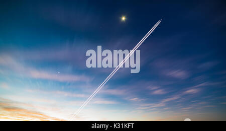 Flugzeug-Kondensstreifen gegen blauen Himmel Stockfoto