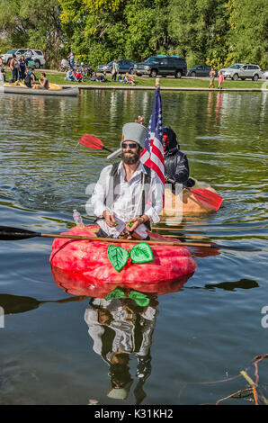 SALT LAKE CITY, UT - 17. Oktober: die Menschen gekleidet in der 5. jährlichen Ginormous Kürbis Regatta 2015 Sugarhouse Park am 17. Oktober teilnehmen, 2. Stockfoto