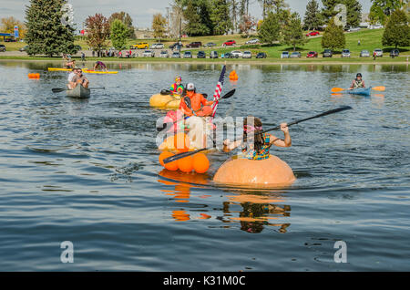 SALT LAKE CITY, UT - 17. Oktober: Menschen angezogen und die Teilnahme an der 5. jährlichen Ginormous Kürbis Regatta 2015 Sugarhouse Park am 17. Oktober Stockfoto