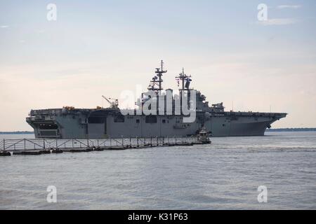 Die USS Kearsarge (LHD3) fährt Naval Station Norfolk Hurrikan Harvey Hilfsmaßnahmen zu unterstützen. Stockfoto