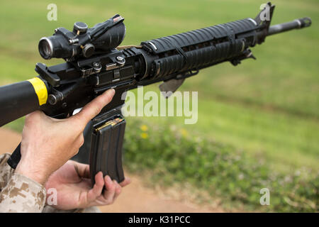 Ein U.S. Marine Corps von Golf Company, 2 Recruit Training Bataillon, lädt seine Gewehr bei Treffsicherheit Ausbildung Aug 28, 2017 rekrutieren. Stockfoto