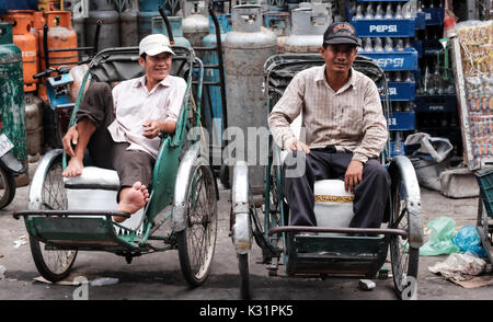 Fahrradrikscha Steigleitungen warten für Passagiere, Phnom Penh, Kambodscha Stockfoto