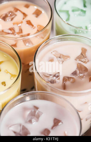 Boba / Bubble Tea. Hausgemachte verschiedene Milchtee mit Perlen auf Holztisch. Stockfoto