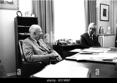 Der ehemalige Präsident der Vereinigten Staaten von Amerika Dwight David Eisenhower (links) im Gespräch mit Professor der Geschichte an der Johns Hopkins University Alfred DuPont Chandler (rechts), United States, 1968. Stockfoto