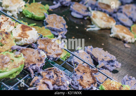 Coconut Macaroon thailändisches Dessert eine Art Süßigkeit Beliebt für traditionelle Speisen und Souvenirs auf Straßenhändler in Thailand. Stockfoto