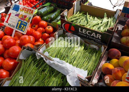 Bauernmarkt mit verschiedenen inländischen Bunte frisches Obst und Gemüse. Stockfoto