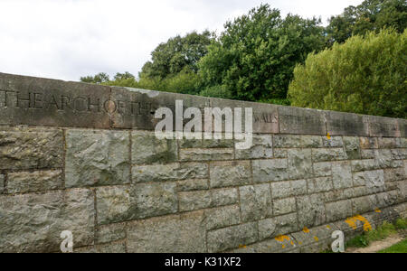 Detail der Inschrift auf Stein Wand, hofft Behälter Dam, aus Stein gebaut von abgerissen Calton Gefängnis, Edinburgh 1930, East Lothian, Schottland, Großbritannien Stockfoto