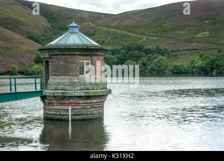 Blick über Hoffnungen, Behälter, Schottisches Wasser, mit Auslass Turm im Loch und Purple Heather hill Seiten, Lammermuir Hills, East Lothian, Schottland, Großbritannien Stockfoto