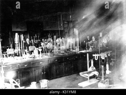 Graustufen Foto von Studenten und Professoren, die in einem organischen Chemie Labor mit Messbecher, Reagenzgläser und andere Geräte in einem Chemie Gebäude aus alten Campus an der Johns Hopkins University, Baltimore, Maryland, 1900. Stockfoto