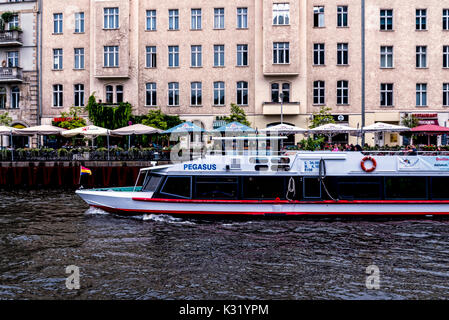 Architektonische Details am Ufer der Spree auf einer Bootsfahrt am Abend durch Berlin Deutschland Stockfoto