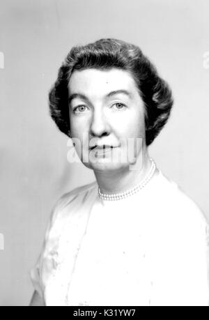 Graustufen portrait Foto, Schultern, von Blanche Duncan Coll, der ihr Meister der Geschichte von der Johns Hopkins University, das Tragen von weißen Kleid und Perlen, Baltimore, Maryland, 1957. Stockfoto