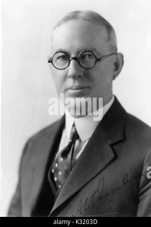 Sepia Porträt Foto, Schultern, von Arthur Douglas Kammern, berühmten Chemiker bei DuPont und Fellow und Professor an der Johns Hopkins University, Brille, Anzug und Krawatte, Baltimore, Maryland, 1920. Stockfoto