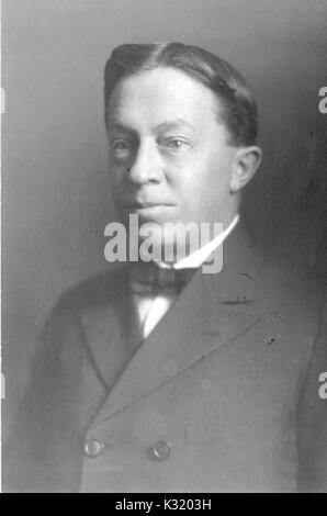 Sepia Porträt Foto, Schultern, von Joseph Scudder Chamberlain, Fellow und Professor für Organische und anorganische Chemie an der Johns Hopkins University, tragen bowtie und zweireihiger Blazer, leicht auf die Seite, Baltimore, Maryland, 1915. Stockfoto