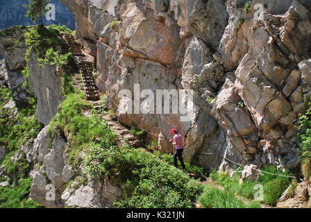Weibliche Wanderer Kreuzung Via ferrata Sigeretplatte in der Nähe von Königssee, Nationalpark Berchtesgaden, Bayern, Deutschland Stockfoto