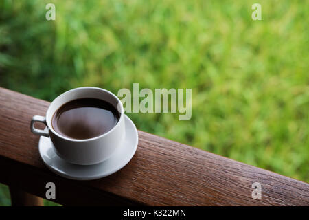 Heißer Kaffee Tasse mit Untertasse, auf Holz Panel Stockfoto