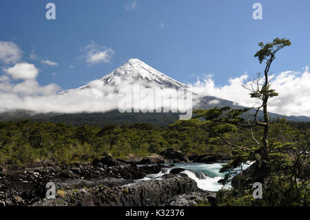 Vulkan Osorno, Chile, Patagonien, wie Saltos de Petrohue Wasserfälle gesehen Stockfoto