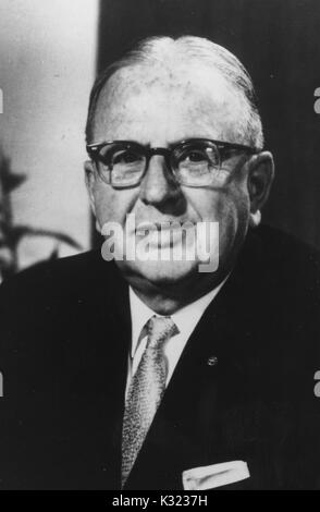 Schwarz-weiß-Porträt Foto, Brust, von Norman Vincent Peale, Amerikanische Minister und inspirierende Thema, in der Teilnahme an der Milton S Eisenhower Symposium, ein Student - jährliche Lautsprecher Programm an der Johns Hopkins University, Baltimore, Maryland, 1980. Stockfoto