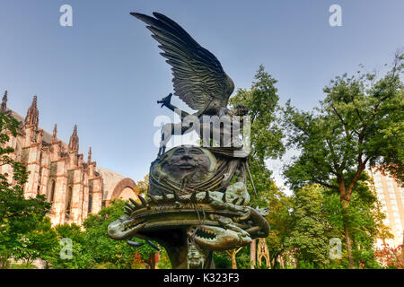 Frieden Brunnen neben der Kathedrale von Saint John das Göttliche in Morningside Heights in New York. Stockfoto