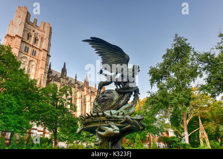 Frieden Brunnen neben der Kathedrale von Saint John das Göttliche in Morningside Heights in New York. Stockfoto