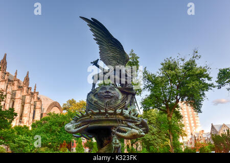 Frieden Brunnen neben der Kathedrale von Saint John das Göttliche in Morningside Heights in New York. Stockfoto