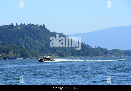 Ein Coast Guard Station Portland Crew an Bord eines 29-Fuß-Antwort Boot Kleine II ermöglicht ein Drehen auf dem Columbia River. Stockfoto