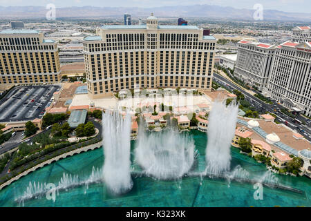 Las Vegas, Nevada - Mai 24, 2014: Bellagio und Caesars Palace in Las Vegas. Beide Hotels sind unter den 15 grössten Hotels der Welt mit 3.950 und 3 Stockfoto