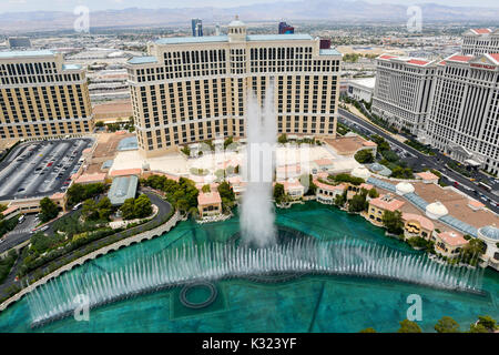Las Vegas, Nevada - Mai 24, 2014: Bellagio und Caesars Palace in Las Vegas. Beide Hotels sind unter den 15 grössten Hotels der Welt mit 3.950 und 3 Stockfoto