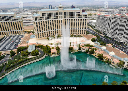 Las Vegas, Nevada - Mai 24, 2014: Bellagio und Caesars Palace in Las Vegas. Beide Hotels sind unter den 15 grössten Hotels der Welt mit 3.950 und 3 Stockfoto