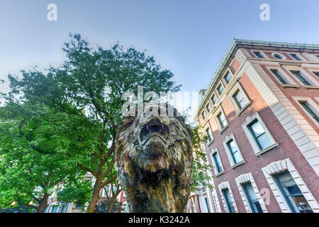 Lion Statue auf dem Campus der Columbia University in New York. Stockfoto