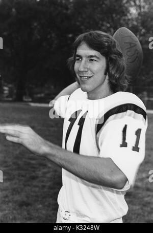 Johns Hopkins University football player Bill Norbeck lächelnd, über einen Fußball, 1973 zu werfen. Stockfoto