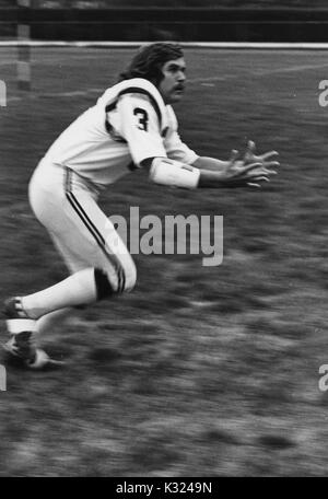 Johns Hopkins University football player Bill Nolan erreicht seine Hände im Vorgriff auf einen Pass, 1972. Stockfoto