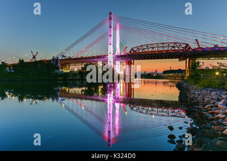 Neue und alte Kosciuszko Brücken verbinden Brooklyn und Queens in New York City in Newtown Creek. Die neue Brücke ist eine Schrägseilbrücke während die ol Stockfoto