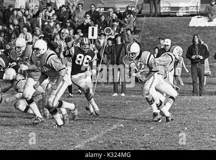 Die Zuschauer im Hintergrund sehen Sie ein College Football Spiel zwischen Johns Hopkins und Western Montana, Oktober, 1972. Stockfoto