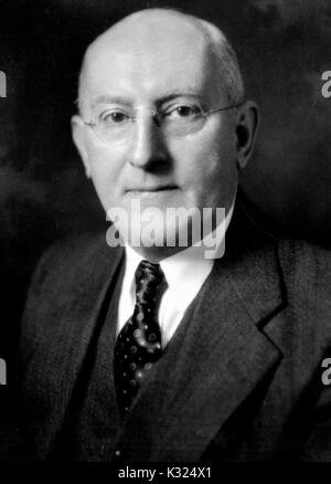 Portrait von Christian W Dittus, Sekretär der Johns Hopkins University Press 1919, Sitz, Brustkorb, trägt Anzug, Krawatte und Weste, Baltimore, Maryland, 1920. Stockfoto