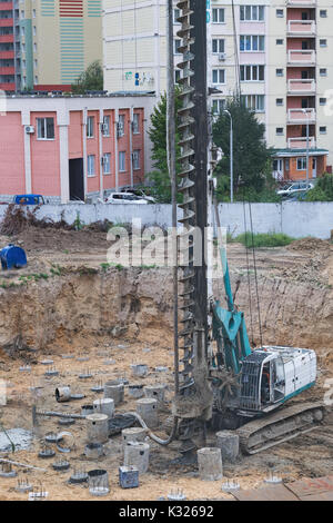 Gelangweilt Haufen rig Maschine in Betrieb auf der Baustelle Stockfoto