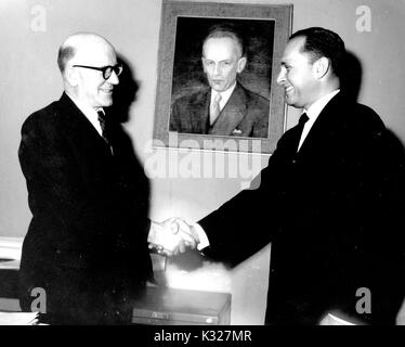 Kolumbianische Wissenschaftler, Forscher und Professor in den Geisteswissenschaften Ramon Eduardo De Zubiria (rechts) Hände schüttelt mit Jaime Samper, 1965. Stockfoto