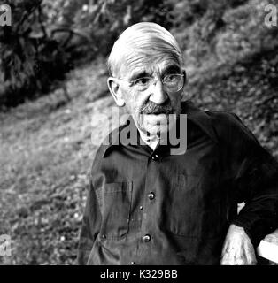 Ehrliches Porträt der amerikanische Philosoph, Psychologe und pädagogischen Reformator John Dewey in einem Waldgebiet, 1935. Stockfoto