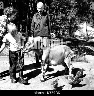 Ehrliches Porträt der amerikanische Philosoph, Psychologe und pädagogischen Reformator John Dewey stehend auf einen Pfad außerhalb Fütterung eine Ziege mit seiner Frau und seinem Sohn, 1946. Stockfoto